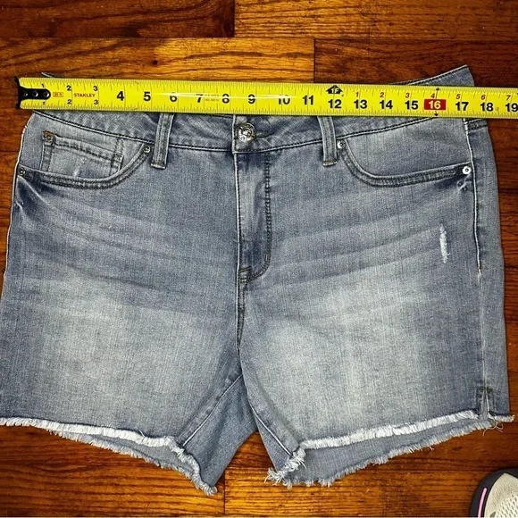 Seven7 Weekend Denim Shorts Size 12 Frayed Hem Light Wash - Picture 10 of 10